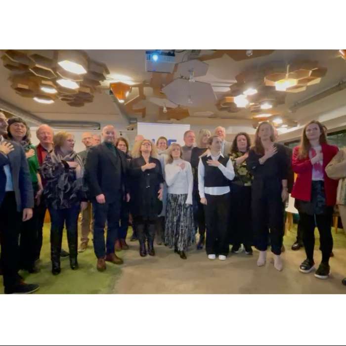 Coaches expressing the Pledge of Ethics of ICF all together during our New Year's drink!